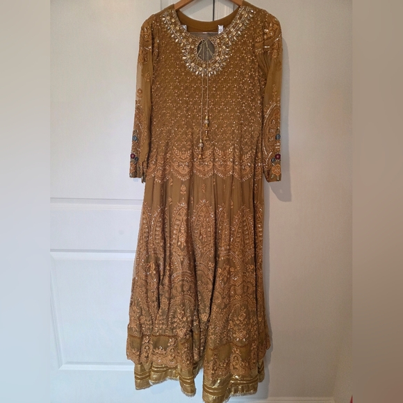 Authentic Official MARIA.B-MBROIDERED - Mustard Maxi Dress With Organza Duppata - Picture 8 of 14